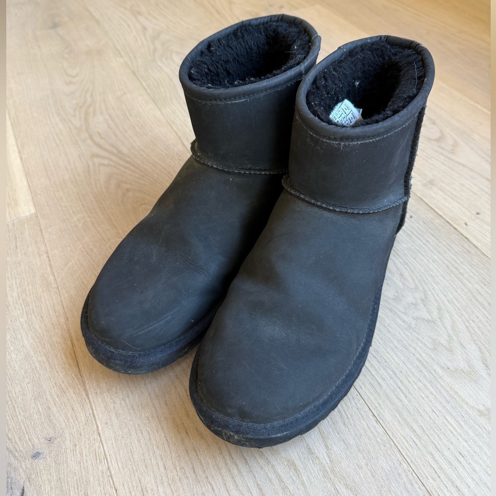 UGG Men’s Classic Mini Boot - Picture 2 of 6